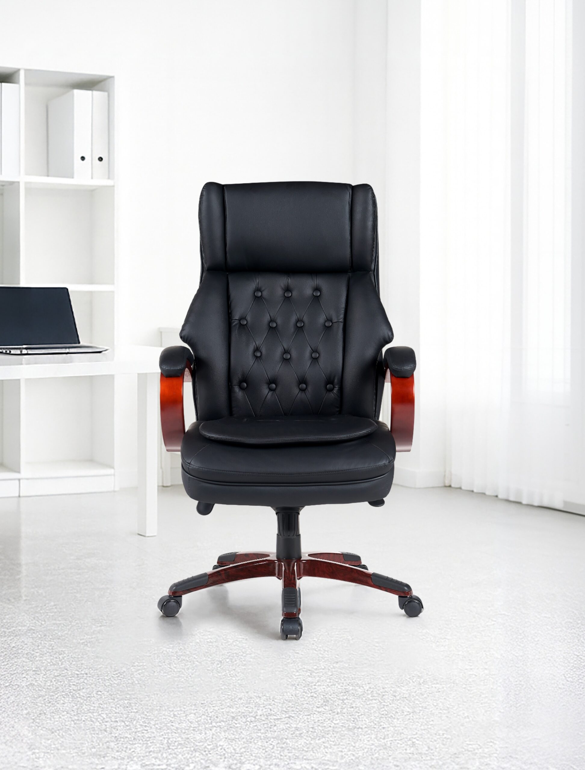 כיסא מנהלים יוקרתי קפיטונז' ידיות מעץ בצבע שחור – תמונה 2