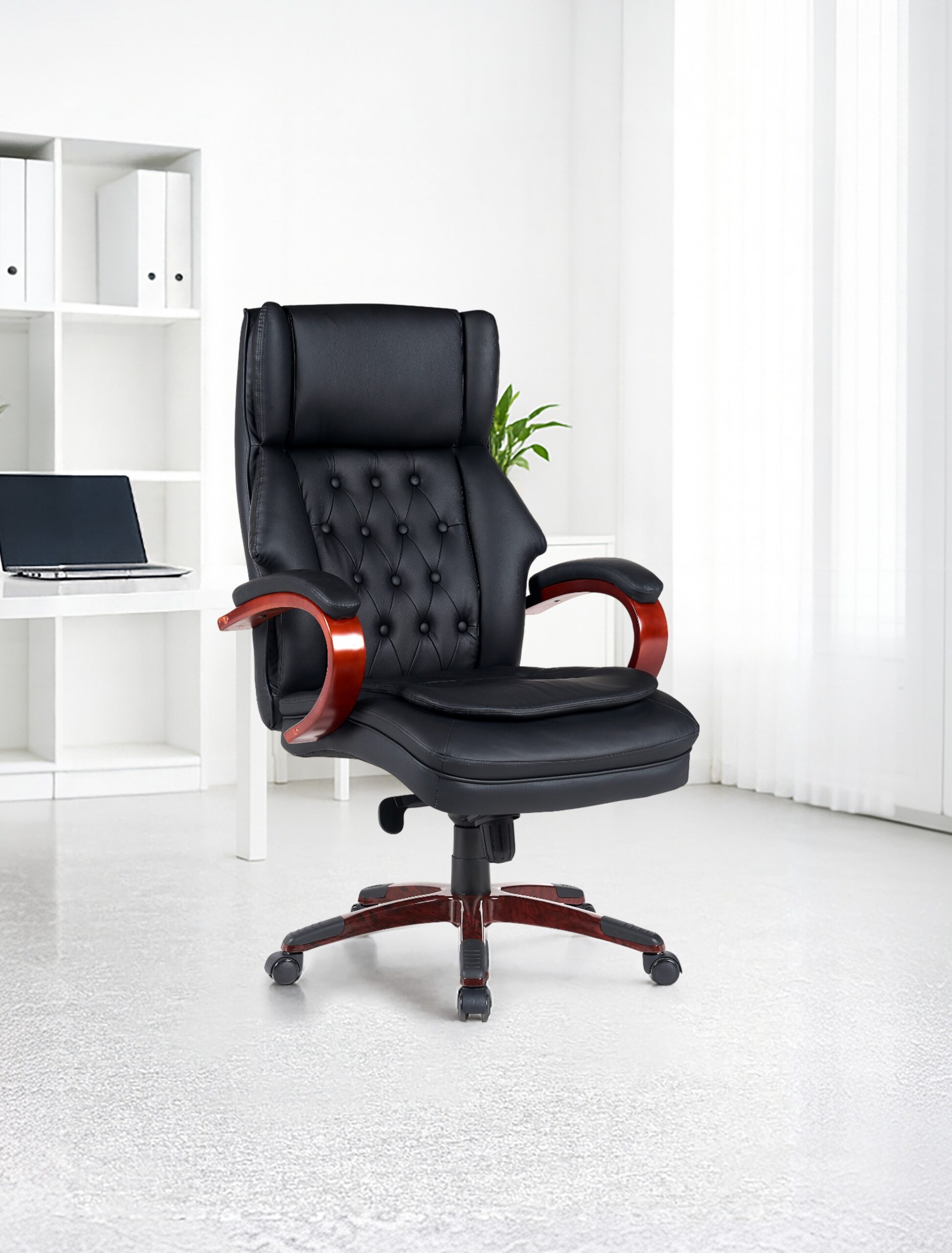 כיסא מנהלים יוקרתי קפיטונז' ידיות מעץ בצבע שחור