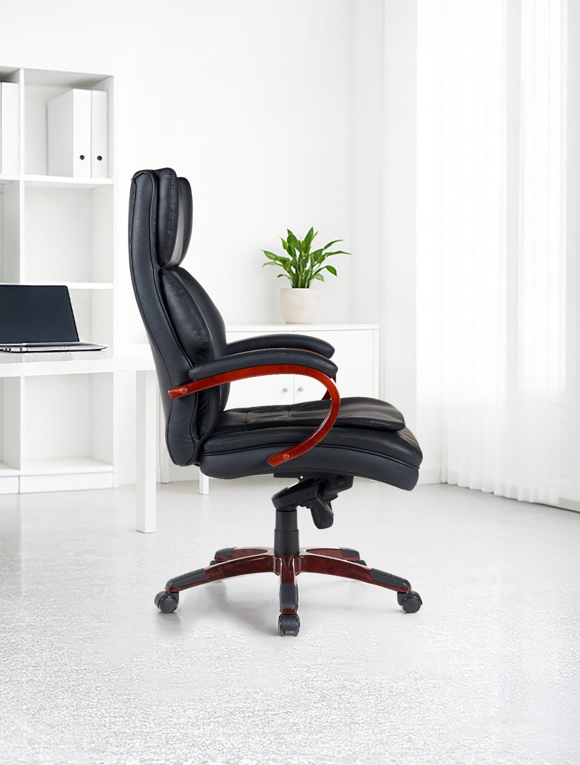 כיסא מנהלים יוקרתי קפיטונז' ידיות מעץ בצבע שחור – תמונה 3