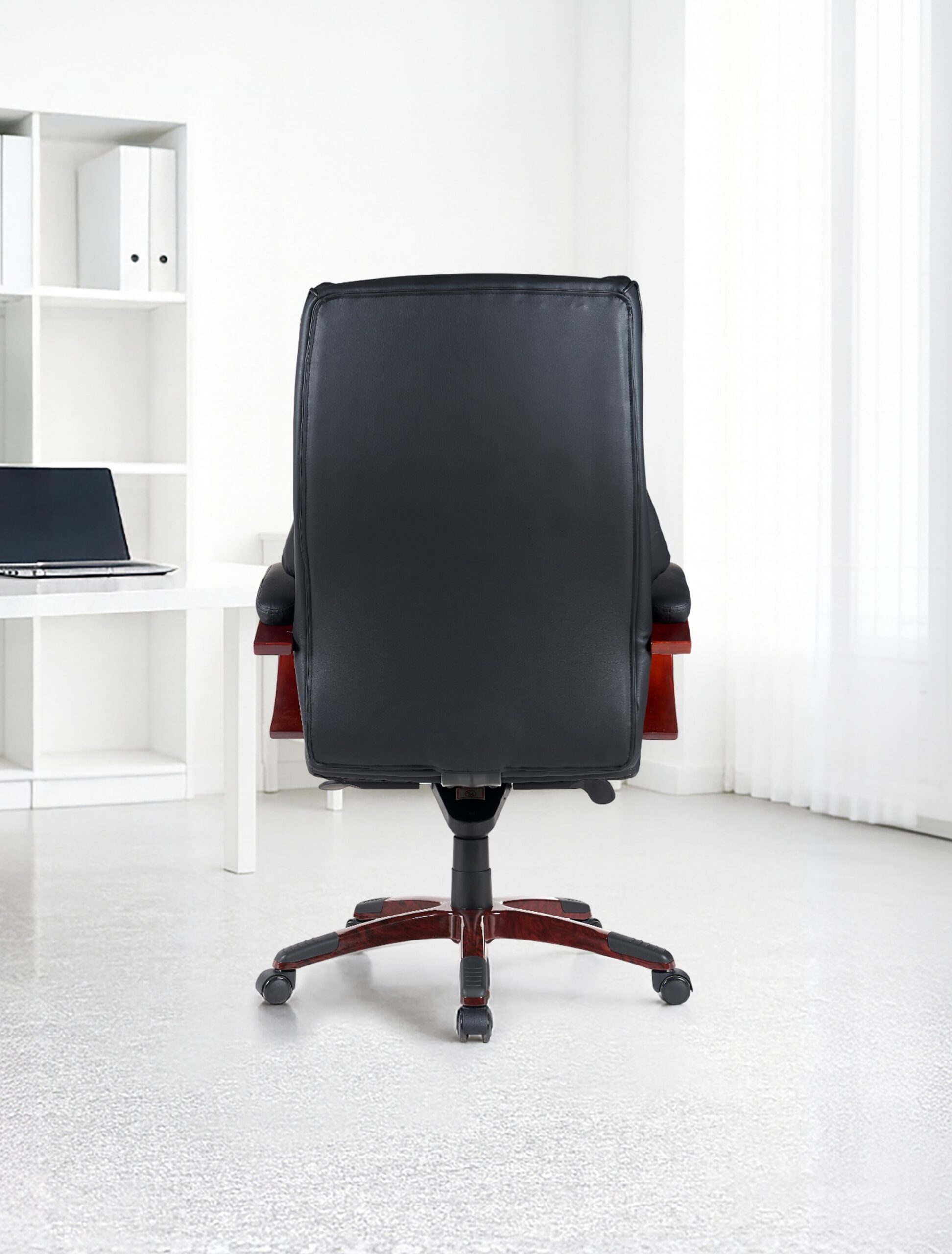 כיסא מנהלים יוקרתי קפיטונז' ידיות מעץ בצבע שחור – תמונה 5