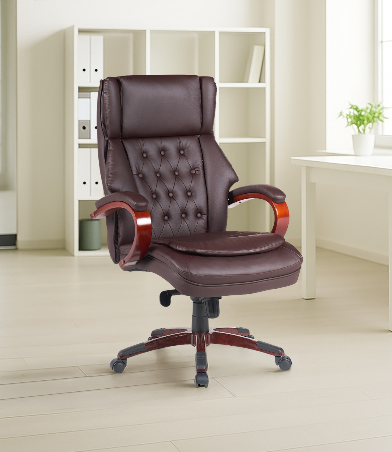 כיסא מנהלים יוקרתי קפיטונז' ידיות מעץ בצבע חום