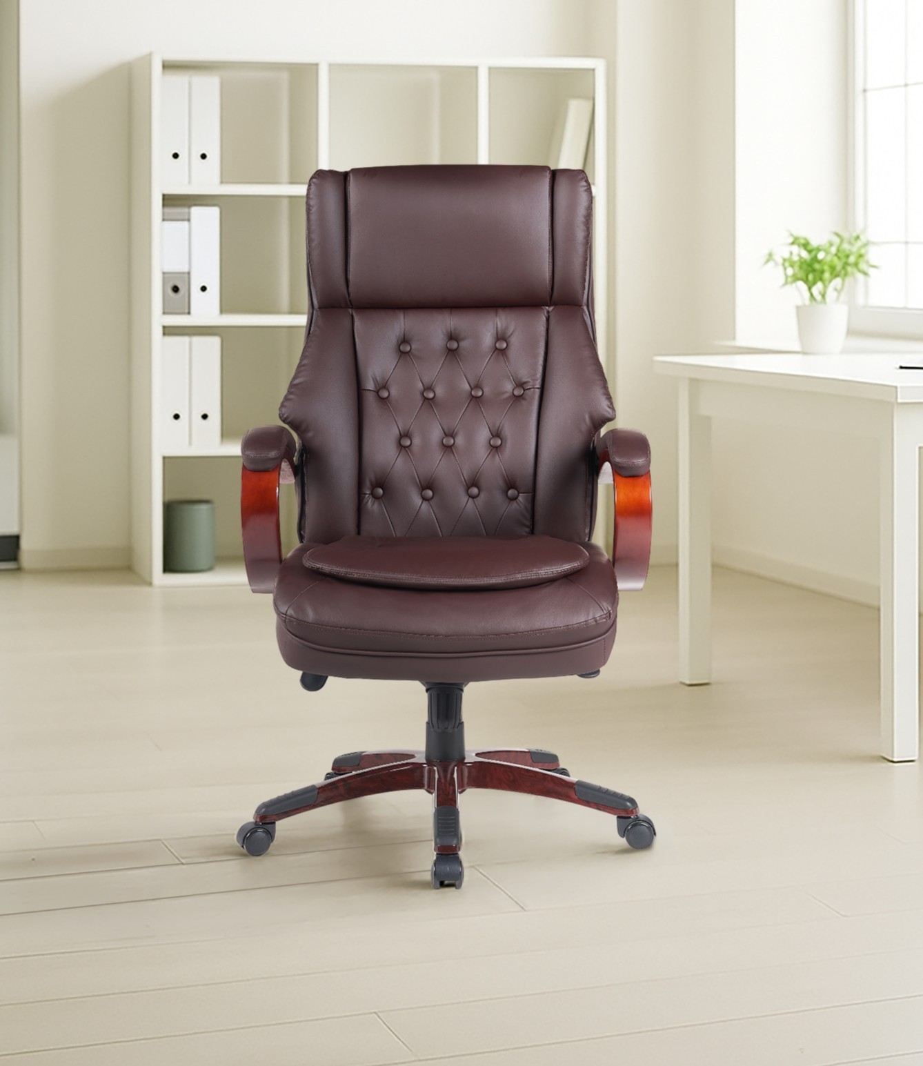 כיסא מנהלים יוקרתי קפיטונז' ידיות מעץ בצבע חום – תמונה 2