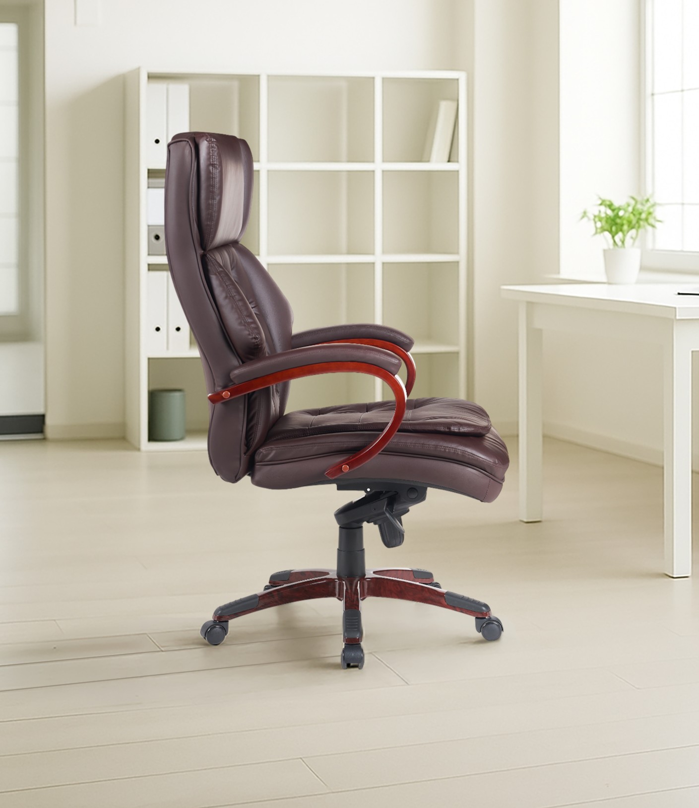 כיסא מנהלים יוקרתי קפיטונז' ידיות מעץ בצבע חום – תמונה 3