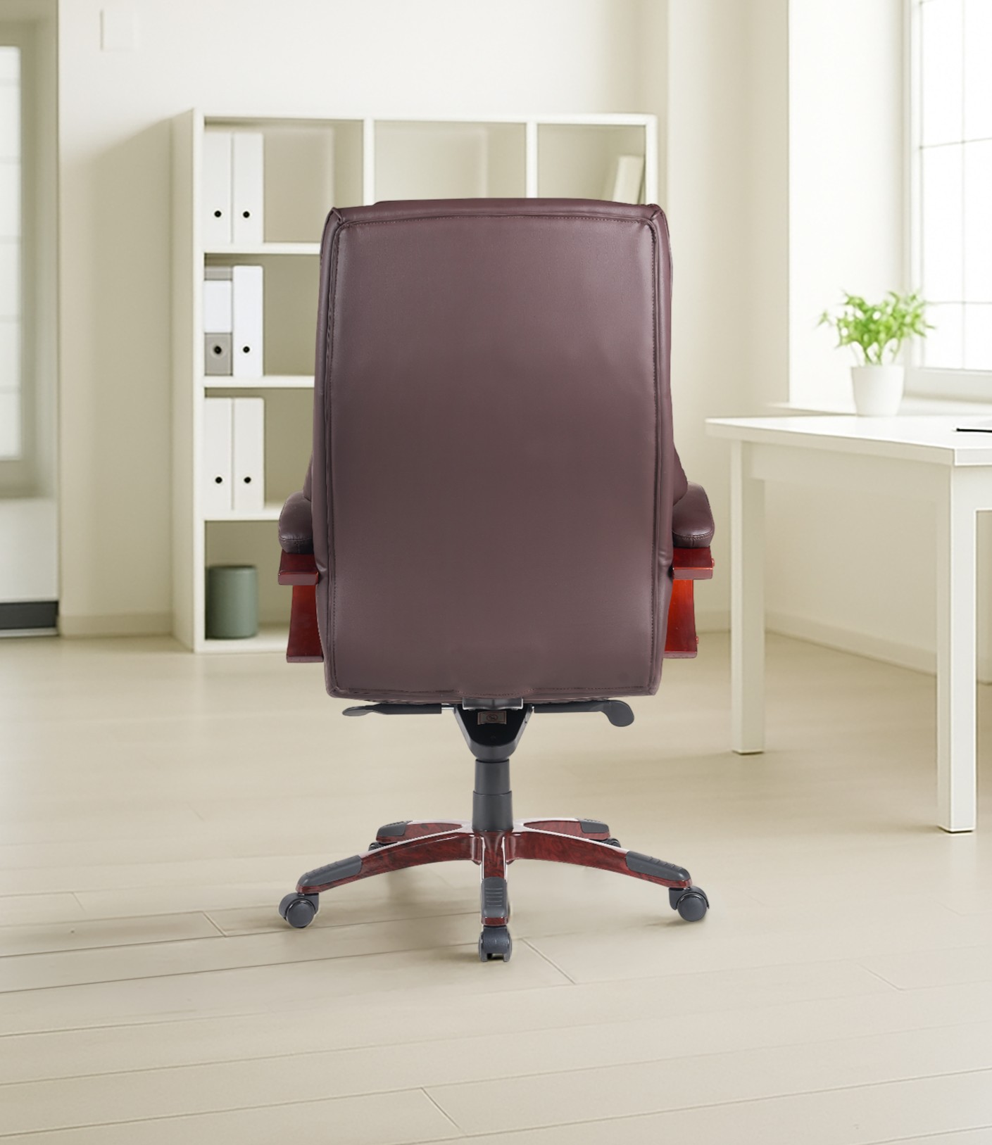 כיסא מנהלים יוקרתי קפיטונז' ידיות מעץ בצבע חום – תמונה 5