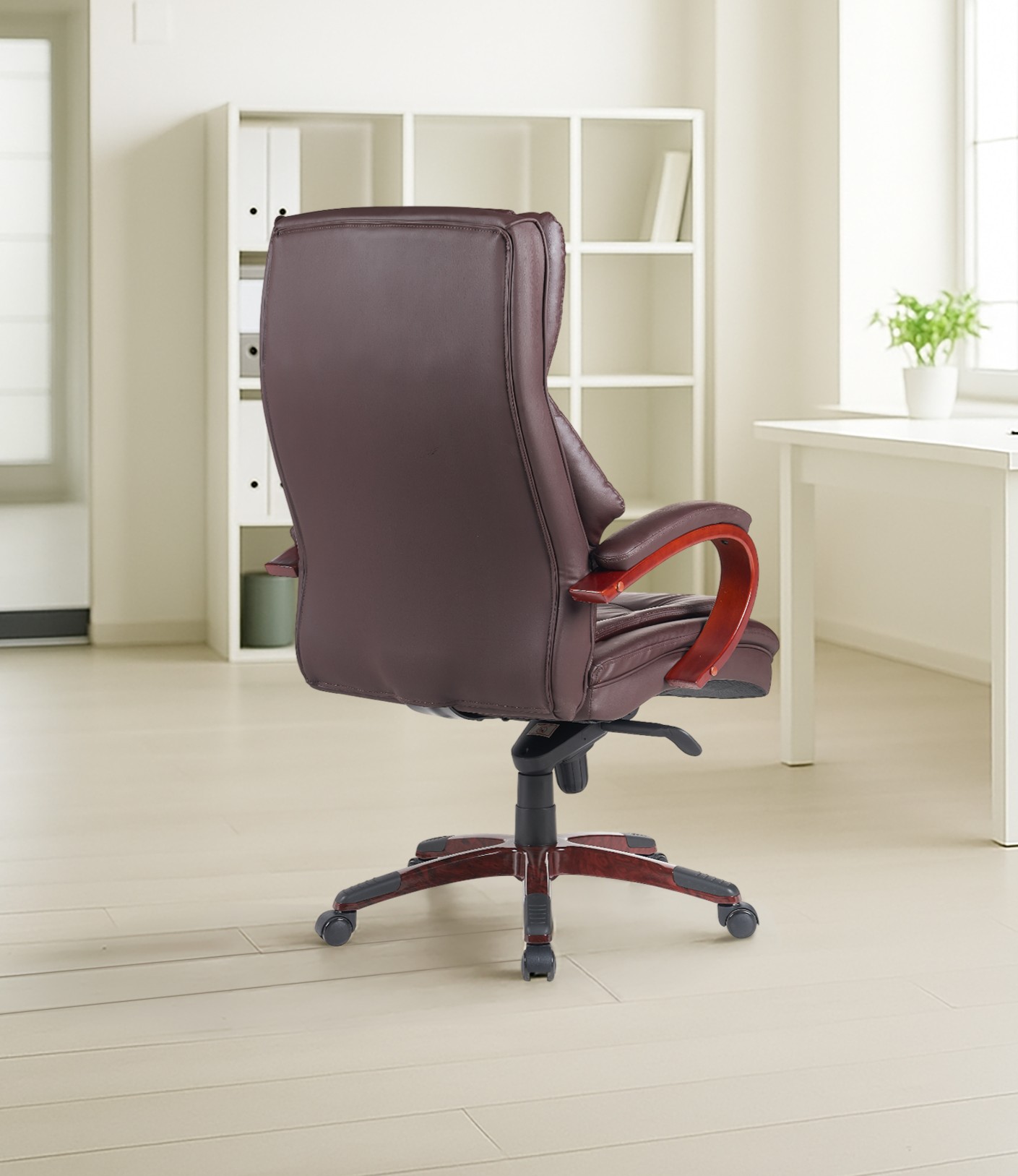 כיסא מנהלים יוקרתי קפיטונז' ידיות מעץ בצבע חום – תמונה 4